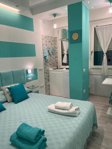een slaapkamer met een bed met handdoeken erop bij IL TURCHESE in Cagliari