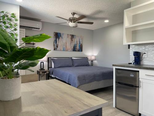 una camera con letto e ventilatore a soffitto di Sunny Palms Inn a Lake Worth