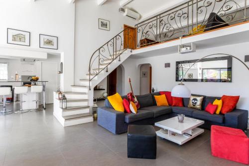salon z kanapą i schodami w obiekcie Villa Massilia - Welkeys w mieście Aubagne