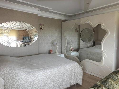 En eller flere senge i et værelse på Oldukça aydınlık ferah lüks bi daire
