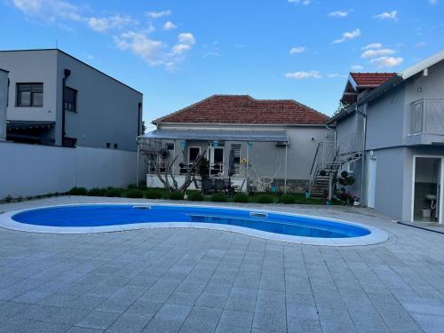 una piscina blu di fronte a una casa di Infinity a Novi Sad