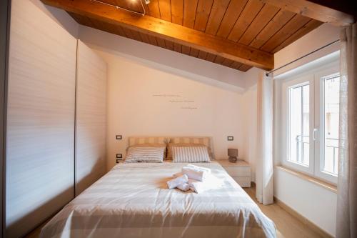 ein Schlafzimmer mit einem großen Bett und einer Holzdecke in der Unterkunft Appartamento Viale Patrono d'Italia in Santa Maria degli Angeli