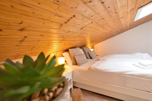 Un pat sau paturi într-o cameră la Traumblick