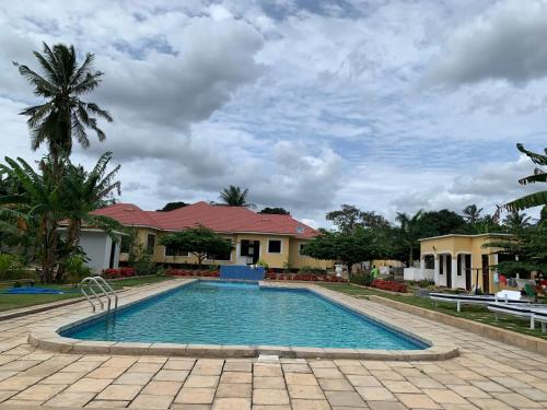 una piscina frente a una casa en Christina Residence, en Dar es Salaam