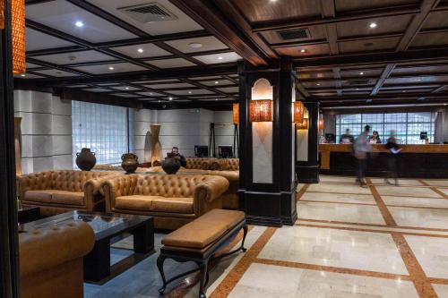 un hall avec des canapés et des tables dans un bâtiment dans l'établissement Hotel Fundador, à Santiago