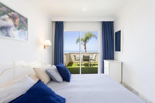 a bedroom with a bed and a view of the ocean at EDEN RENTALS Hermosas Vistas al Océano y Los Acantilados in Acantilado de los Gigantes