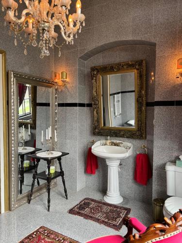 W łazience znajduje się umywalka i lustro. w obiekcie Park Villa Reichenbach w mieście Reichenbach