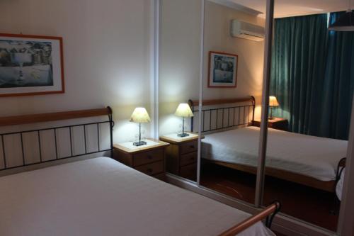 Un pat sau paturi într-o cameră la Apartamentos Varandas da Rocha