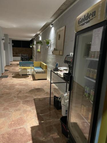 una hall di un negozio con un divano in una stanza di Vitamin Sea a Sarandë