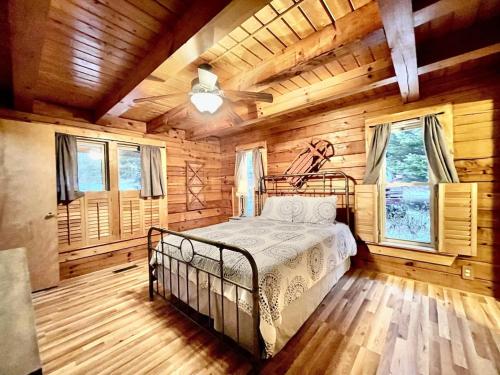 Un pat sau paturi într-o cameră la 1 bedroom with a loft and hot tub cabin 45 minutes to Asheville