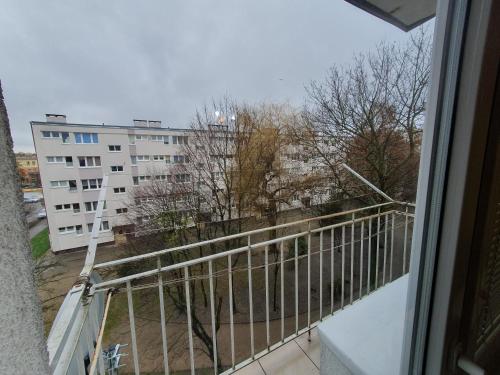 uma varanda com vista para um edifício em Legionów Apartament em Konin