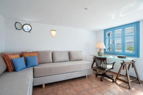 Posezení v ubytování Kolimpithres beach house