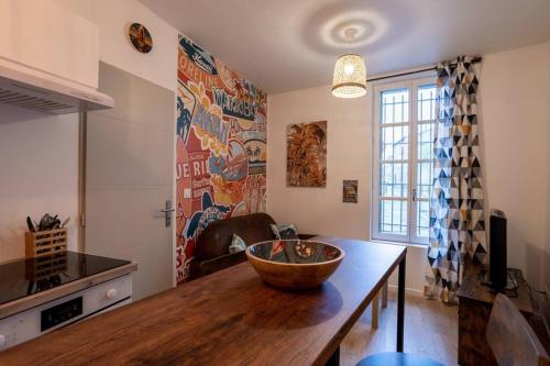 un salon avec une table avec un bol dessus dans l'établissement Hawaï wifi Hypercentre arènes, à Nîmes