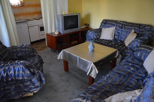 uma sala de estar com dois sofás e uma televisão em House with the ecogarden at the end of the Village em Čitluk