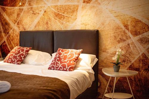 1 cama con 2 almohadas y 1 mesa en una habitación en Hotel Sereno, en Sestri Levante
