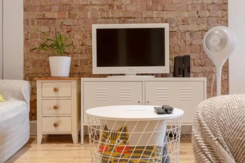 A television and/or entertainment centre at Inviting & Peaceful 1BD flat in Lambeth