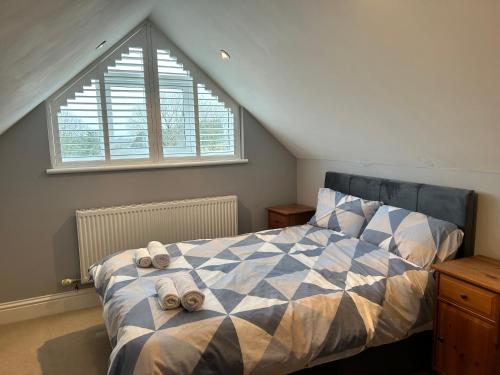 Un pat sau paturi într-o cameră la Bwythyn Canol Holiday Let