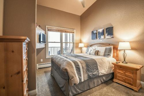a bedroom with a large bed and a window at Hidden River Lodge 5981 in Keystone