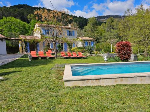 a house with a swimming pool in front of a yard at Splendide villa 10p./4 suites/piscine/clim/paysage in Bargemon