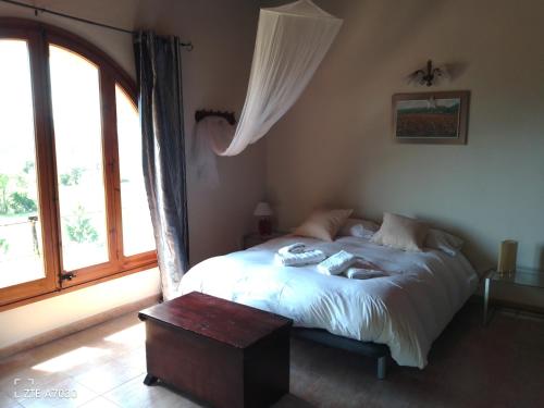Sales del LliercaにあるAllotjatments Can Servosaのベッドルーム1室(ベッド1台、大きな窓付)