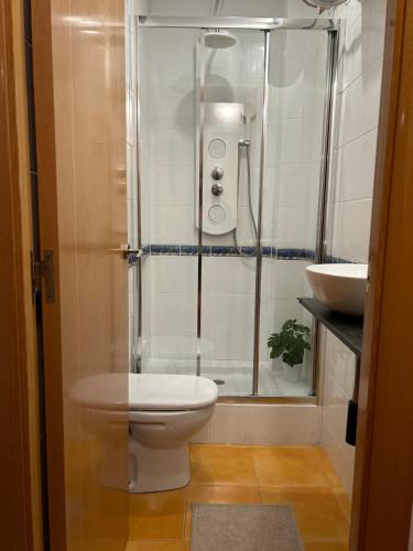 y baño con ducha, aseo y lavamanos. en HGC Barcelona en Barcelona