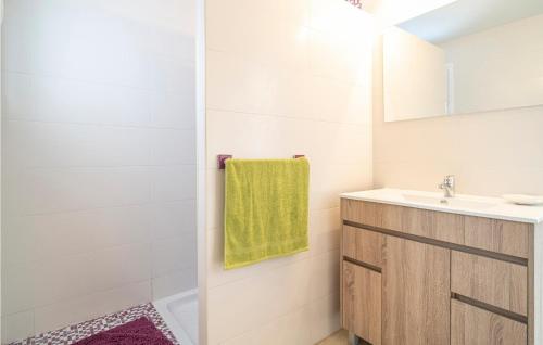 Ένα μπάνιο στο Gorgeous Apartment In Malaga With House Sea View