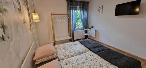 Ένα ή περισσότερα κρεβάτια σε δωμάτιο στο Hotel SAMARIN Črnomelj