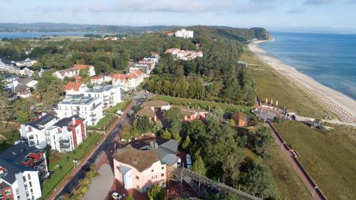 an aerial view of a town next to the beach at APPARTEMENT TRAUMSTERN 21 - zum Strand wenige Geh Minuten in Baabe