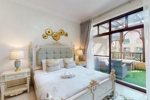 - une chambre blanche avec un grand lit et une fenêtre dans l'établissement Al Tajer, Core C, Souk Al Bahar - Vacationer, à Dubaï