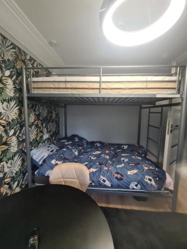 ein Schlafzimmer mit einem Etagenbett und einem Tisch in der Unterkunft Apartament Zegrzyński z widokiem in Serock