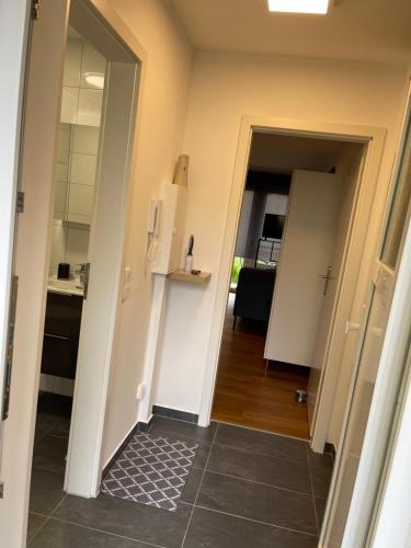 un pasillo con una puerta que conduce a una habitación con cocina en -Bella Casa- Central Studio Apartment en Fürth