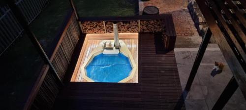 an overhead view of a hot tub in a house at Kwikstertjie in Hermanus