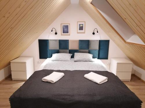 Un pat sau paturi într-o cameră la Stara Kuźnia