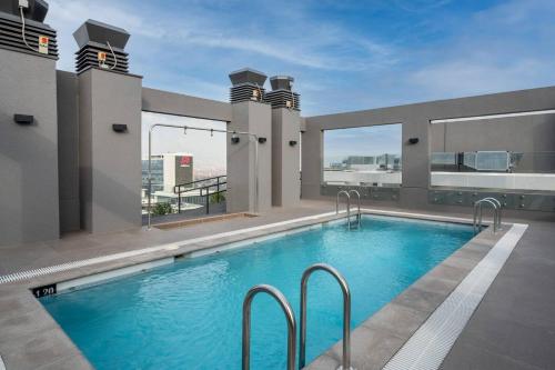 a swimming pool on the roof of a building at Depto nuevo Full equipado - Estacionamiento - Plaza Egaña, Ñuñoa in Santiago