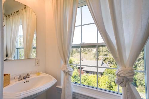 baño con lavabo y ventana grande en Berkeley Home with Garden, Close to San Francisco! en Berkeley