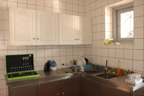 Una cocina o cocineta en BE Coimbra Hostels