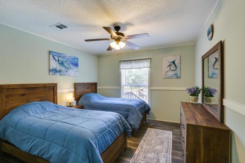een slaapkamer met 2 bedden en een plafondventilator bij Charming Perry Home about 2 Mi to the Gulf! in Perry