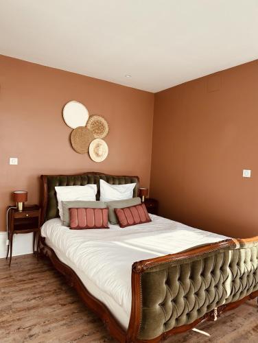 a bedroom with a large bed with brown walls at Studio 1 du SPA Célinie in Warcq