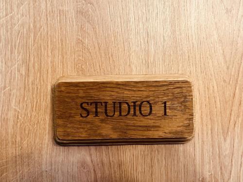a wooden box with the wordstudio written on it at Studio 1 du SPA Célinie in Warcq