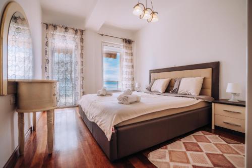 ein Schlafzimmer mit einem Bett mit zwei Handtüchern darauf in der Unterkunft VILLA AFRODITA LAKE SIDE in Lagadin