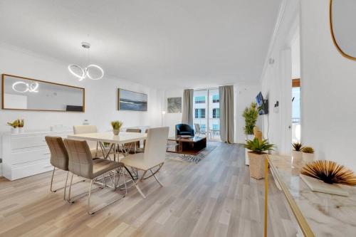 uma sala de jantar e sala de estar com mesa e cadeiras em Impressive Unit in the heart of Brickell W Parking em Miami