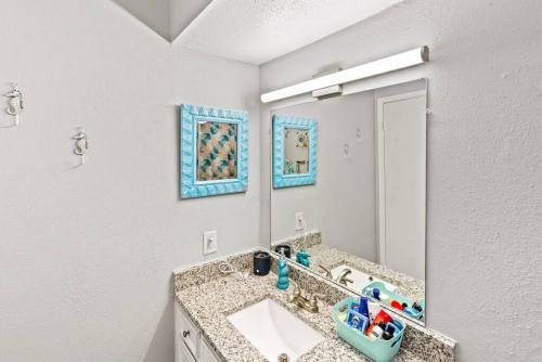 ein Bad mit einem Waschbecken und einem Spiegel in der Unterkunft Longer term option 1 Bed by Clear Lake, NASA and Kemah in Seabrook