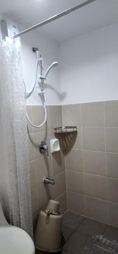 Un baño con ducha y WC. en Jr. 1Bedroom @ Avida Aspira, en Cagayan de Oro