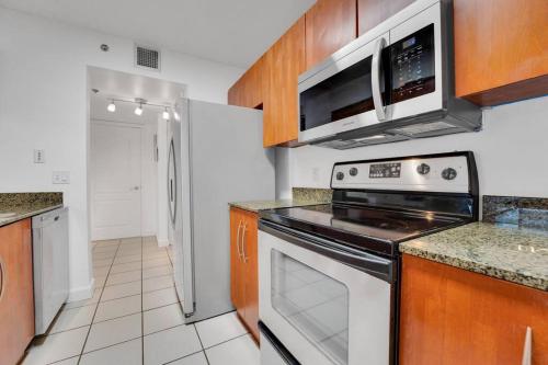 A cozinha ou kitchenette de Impressive Unit in the heart of Brickell W Parking
