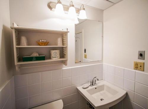 bagno con lavandino e specchio di Courtyard Resort a Hyannis