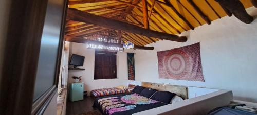 ein Zimmer mit einem Bett und einem Sofa darin in der Unterkunft Casa Tierrarte in Barichara