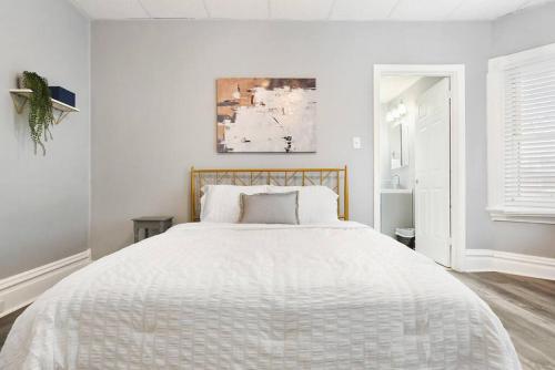 um quarto branco com uma cama grande em Beauty Sleep on Bellevue 