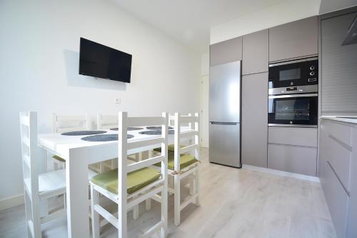 Kuchyňa alebo kuchynka v ubytovaní GALIHOST - Apartamento en pleno centro de Portonovo, Sanxenxo
