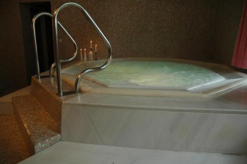 a jacuzzi tub with some candles in it at Hotel zur Post in Glorenza