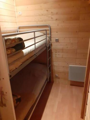 - une petite chambre avec des lits superposés dans une cabine dans l'établissement appartement face au Thermes et au calme, à Luchon
